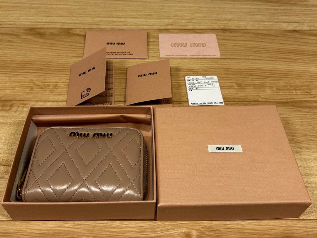 Miu Miu ピンクベージュ キルティング折り財布