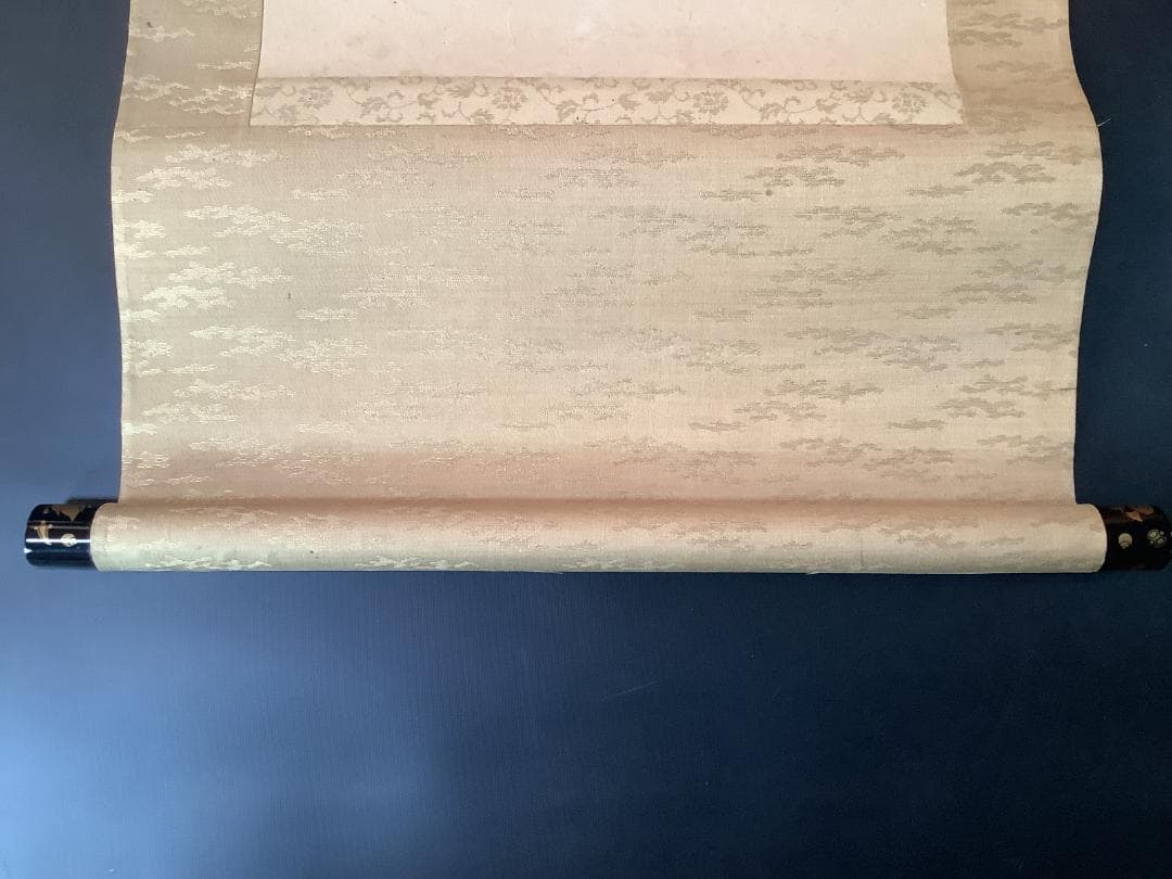 掛軸 書「一心月影」— 禅の悟りを映す妙興寺伝来の墨跡 高級ふ黒塗軸先　木箱付き