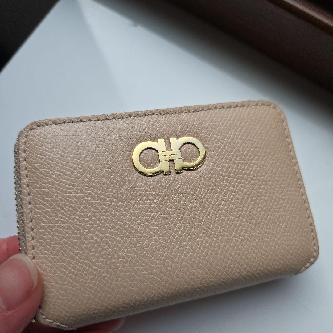 フェラガモ　ケース　ベージュ
